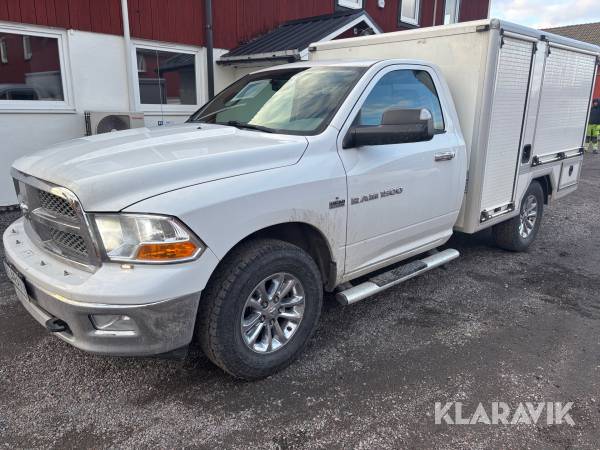 Pickup Dodge Ram 1500 med skåpbyggnation