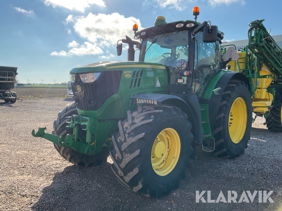 Traktor John Deere L001 6210R