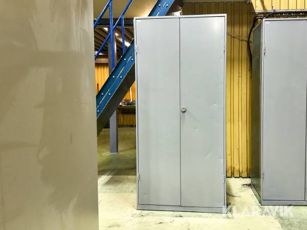 Helsvetsat verkstadsskåp i stål, 7 flyttbara hyllplan Hölöverken AB
