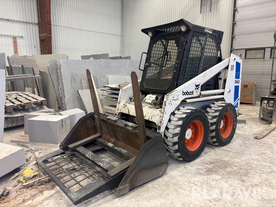 Kompaktlastare Bobcat 743 skopa och gafflar