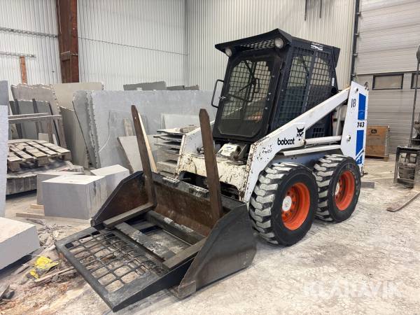 Kompaktlastare Bobcat 743 skopa och gafflar