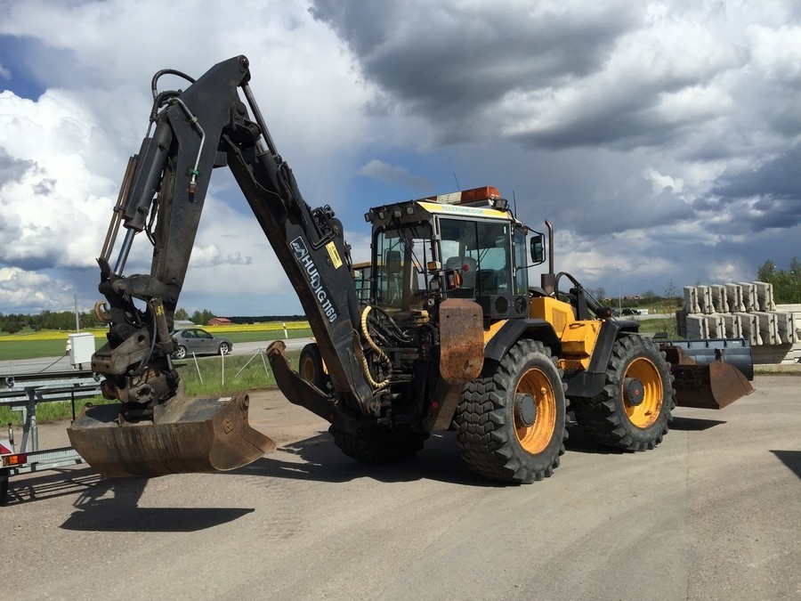 Grävlastare midjestyrd m Rototilt + 3st Skopor