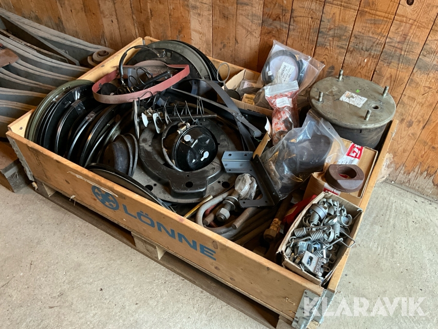 Parti med reservdelar till släpvagn