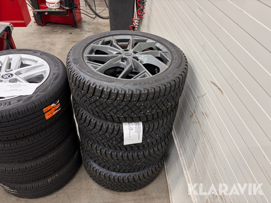 Däck & fälgar Goodyear UG Artic 2 235/50R18