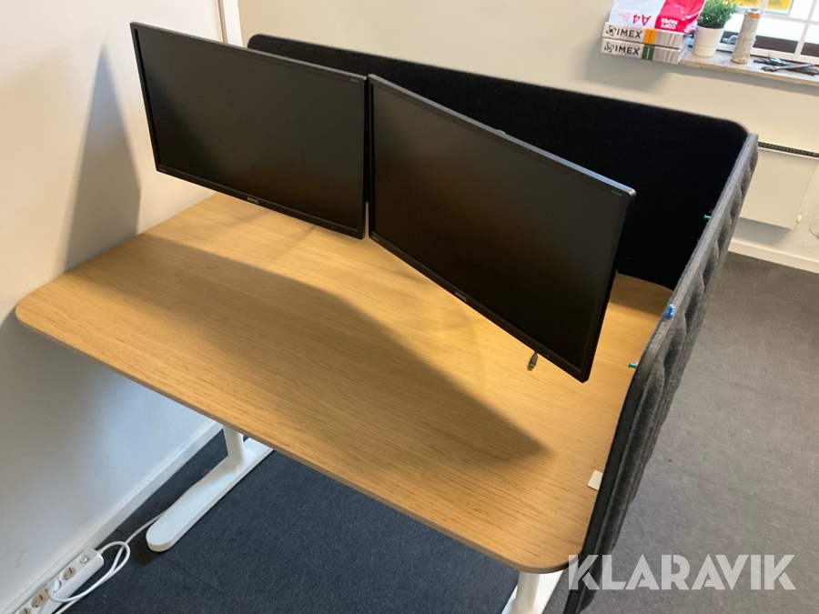 Skrivbord med 2 skärmar