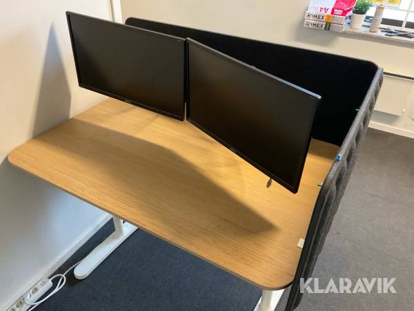 Skrivbord med 2 skärmar