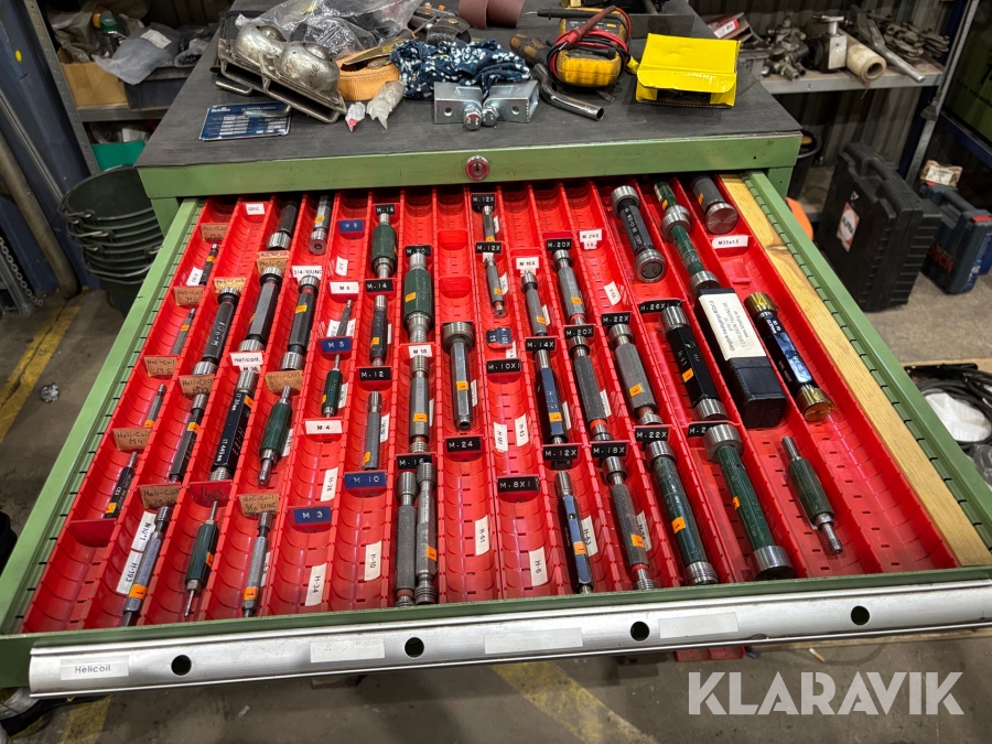 Parti med gängtolk, håltolk samt svarvskär olika dimensioner