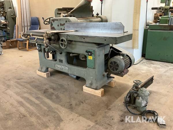 Rikthyvel Jonsereds med slipmaskin