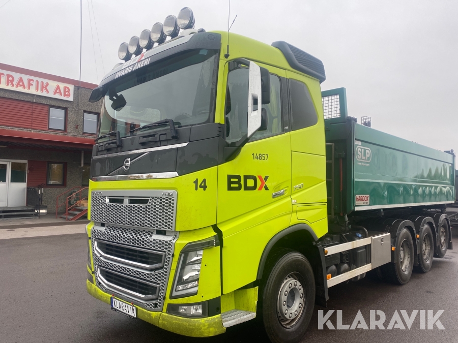 Lastbil med flak Volvo FH16 750
