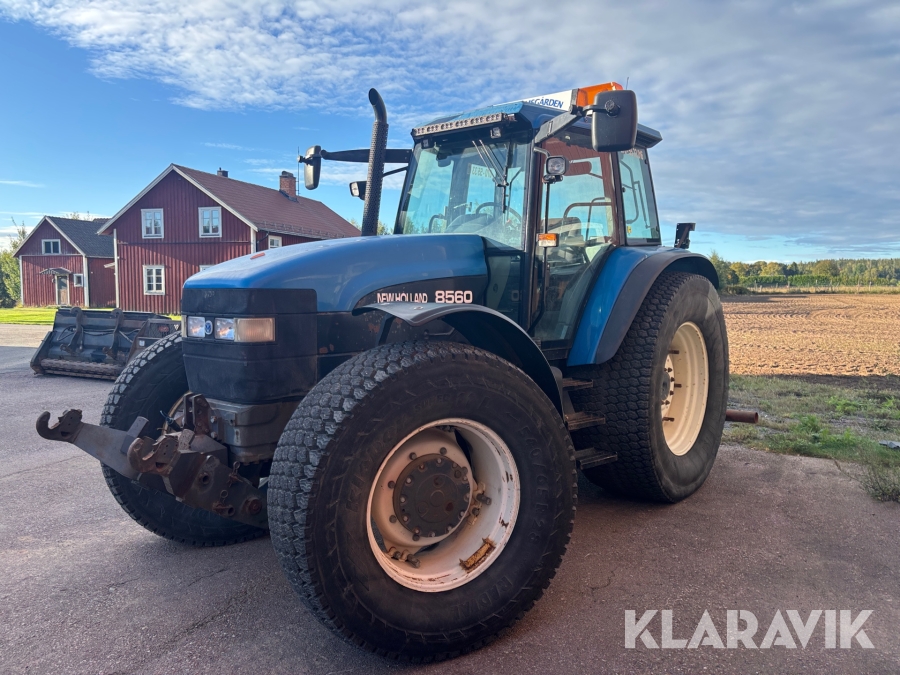 Traktor New Holland 8560 med vinterdäck och sidovinge