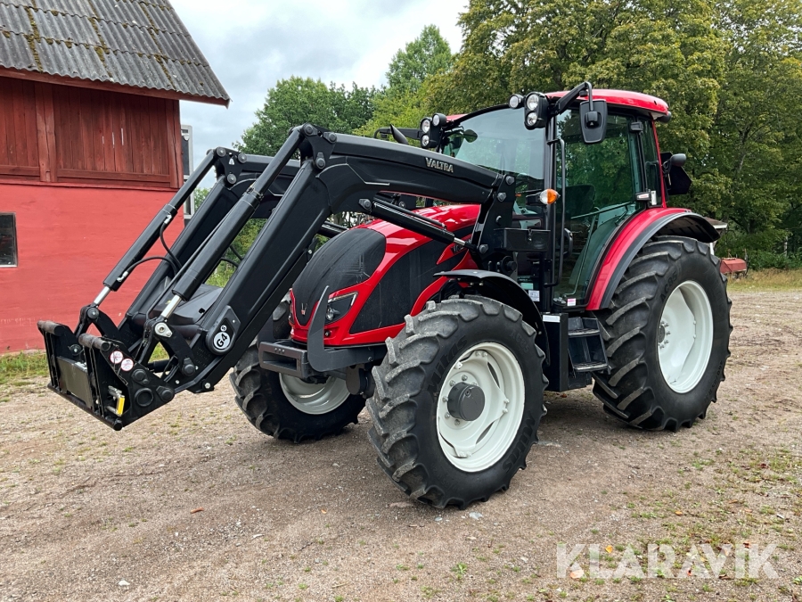Traktor Valtra A104 med frontlastare och skogsutrustning