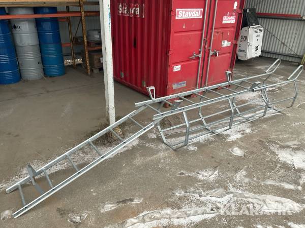 Stege med fastmontage och skyddsbygel