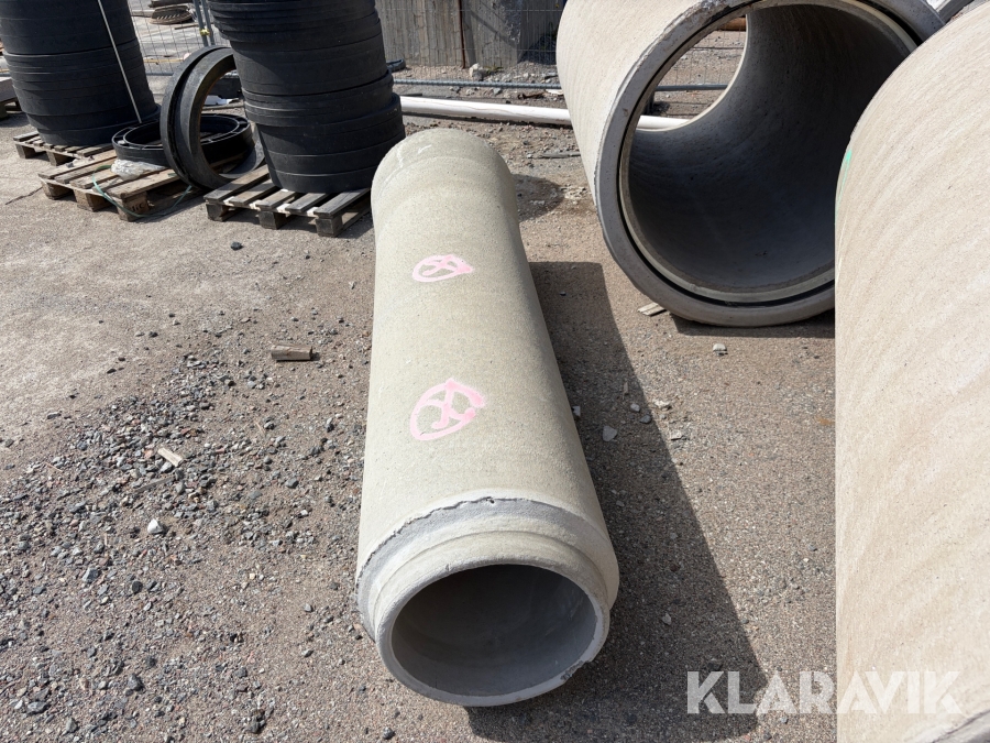 Parti betongrör med blandad kvalité St: Eriks