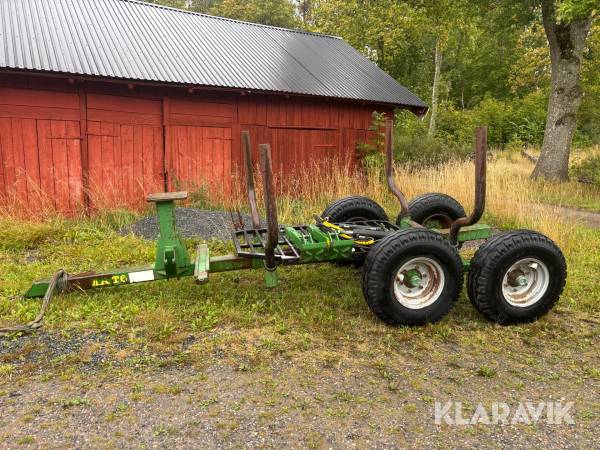 Skogsvagn Farma T-6 med hydraulisk grind