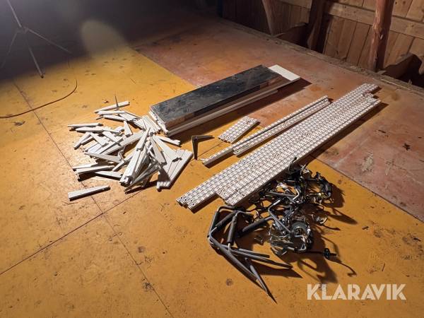 Väggskenor med konsoler och hyllplan