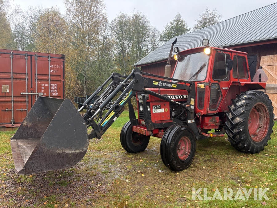 Veterantraktor Volvo BM 2250 med tippkärra och redskap