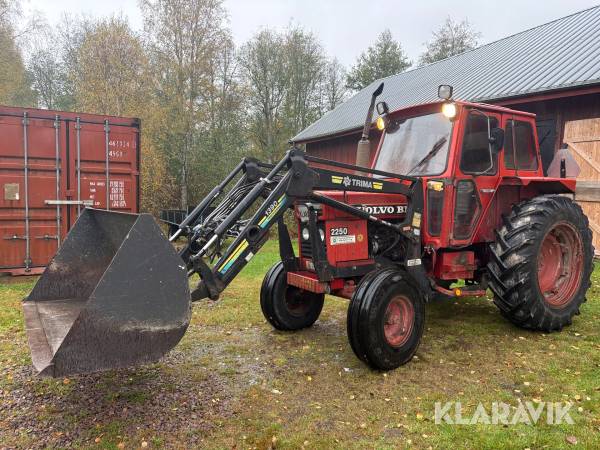 Veterantraktor Volvo BM 2250 med tippkärra och redskap
