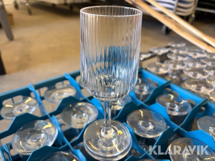 Parti vinglas i plast med lådor Barcompagniet 141 st
