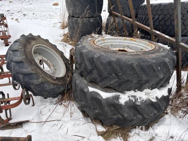 Däck Goodyear med fälg till Massey Ferguson 4st