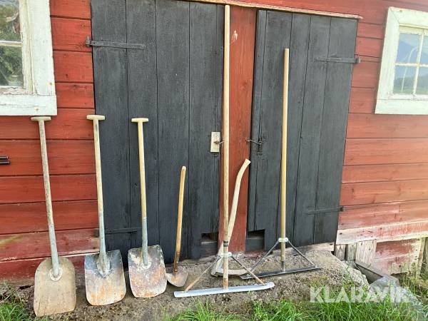 Parti med skyfflar, raka och fyllhammare