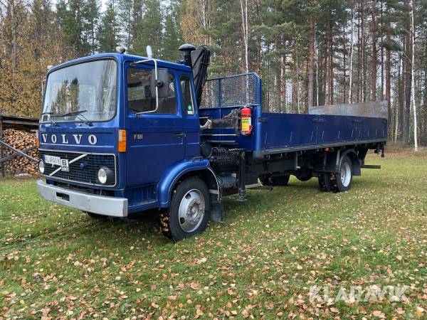 Veteranflaklastbil Volvo F611-4X2-1-V med lyft 