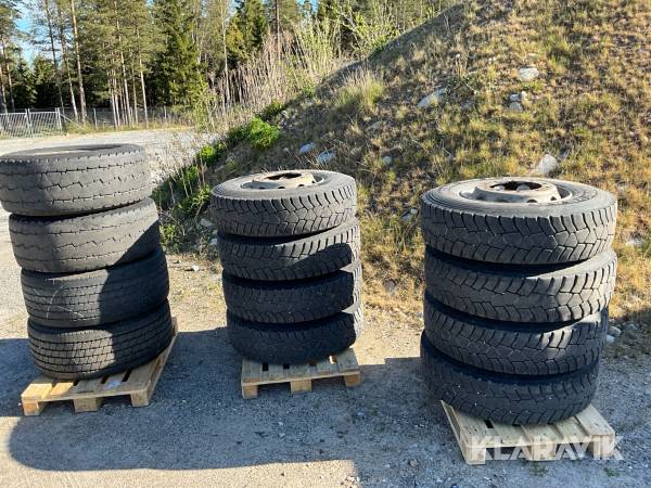 En uppsättning däck och fälg till Scania