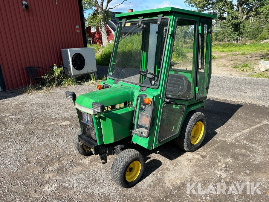 Traktor med plog John Deere 332