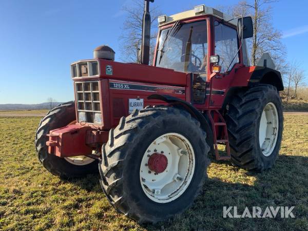 Traktor International 1255 AXL