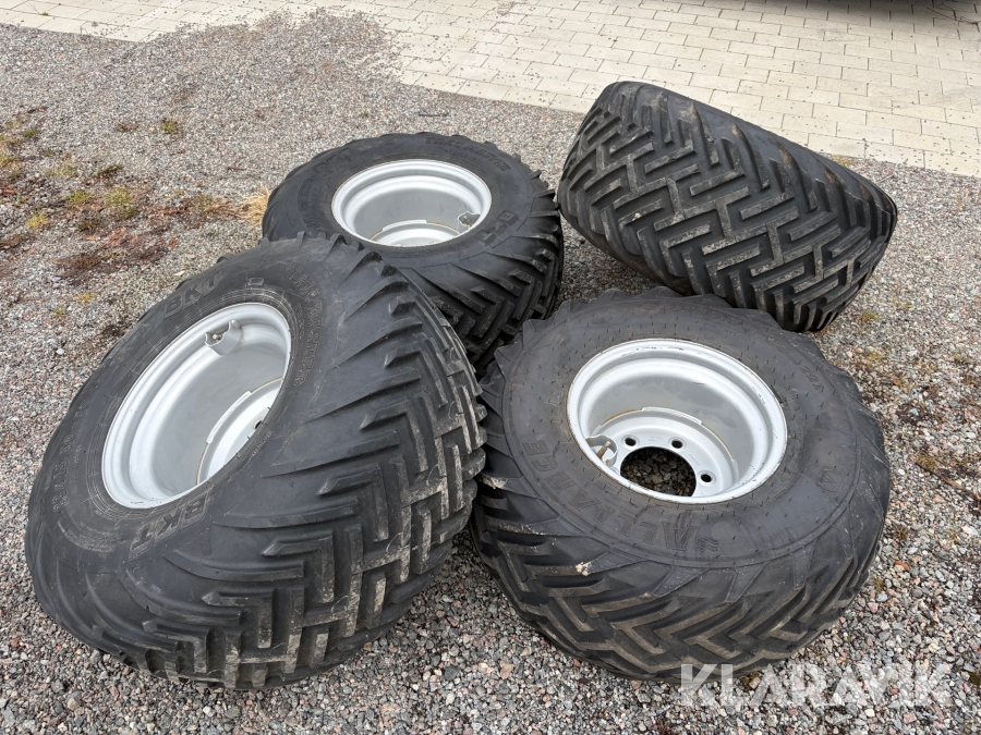 Grönytedäck BKT Trac Master med fälg