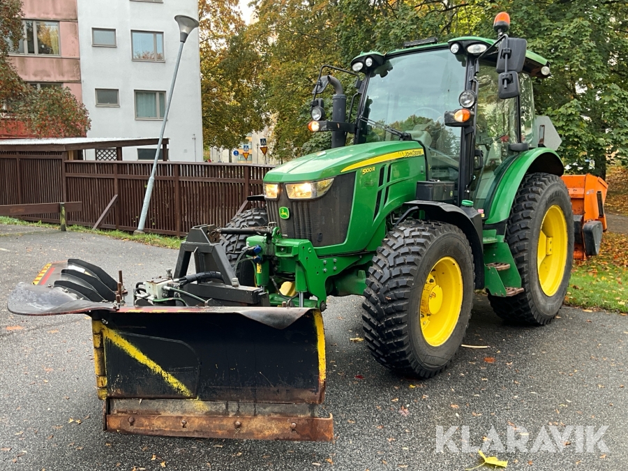 Traktor John Deere 5100R med vikplog och sandspridare