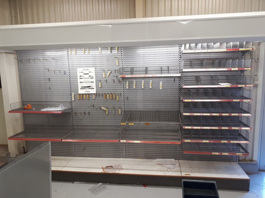 Begagnad Butiksinredning med krokar, hyllor och belysning