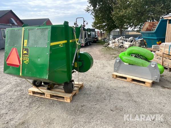 Lövblås John Deere 345 H med uppsamlare och lövborste