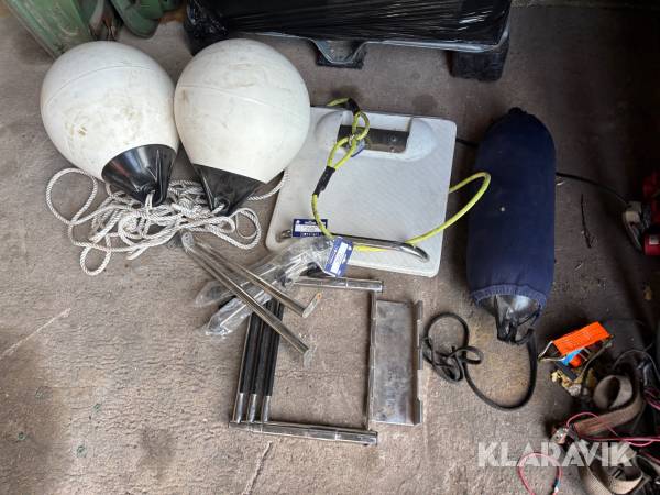 Båtutrustning fendrar och stege