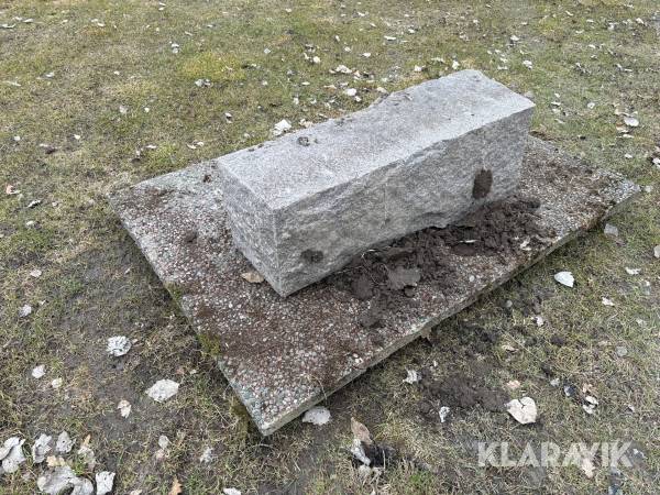 Granitpelare och stenplatta