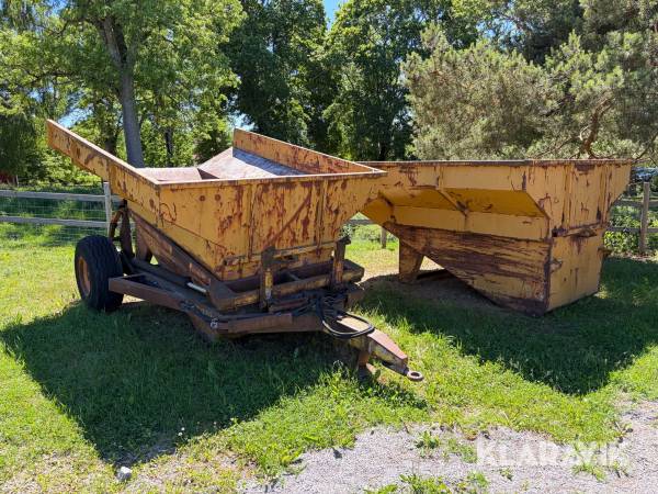 Tippvagn Överum med två burkar
