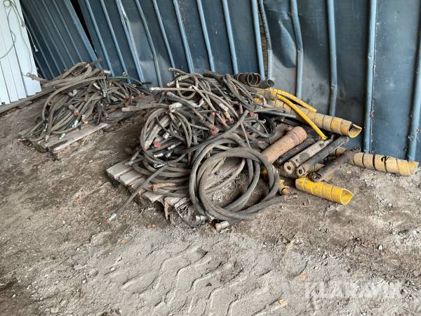 Parti med hydraulslang och hydraulcylindrar
