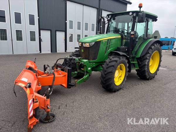 Traktor John Deere 5075M med plog och sandspridare