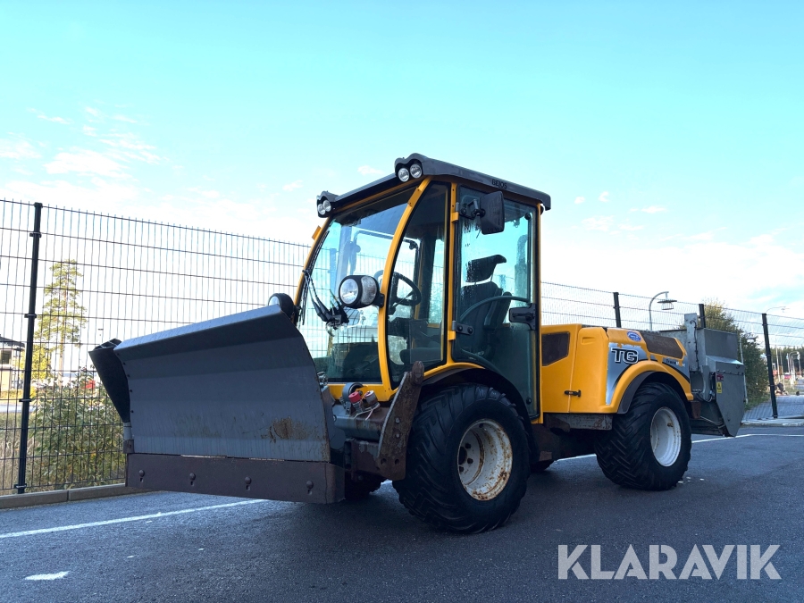 Redskapsbärare Belos Trans Giant med vikplog och sandspridare