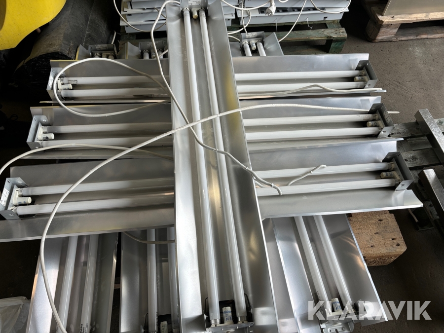 Lysrörsarmaturer 8 st