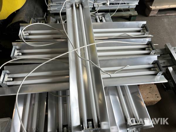 Lysrörsarmaturer 8 st