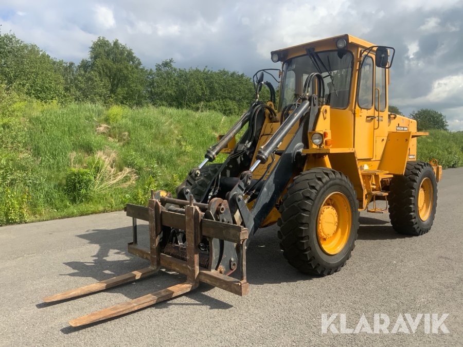 Hjullastare Volvo BM 4200 B med skopa och gafflar