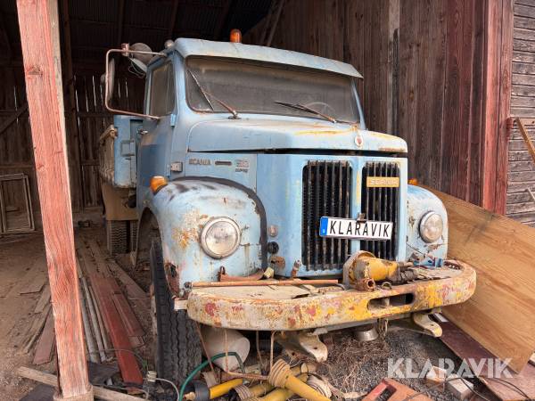 Veteranlastbil Scania L 50 med grusflak