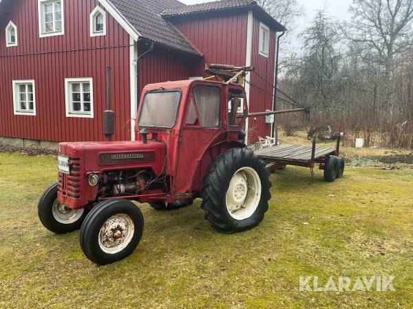 Traktor International 275 med vajerkran och vagn