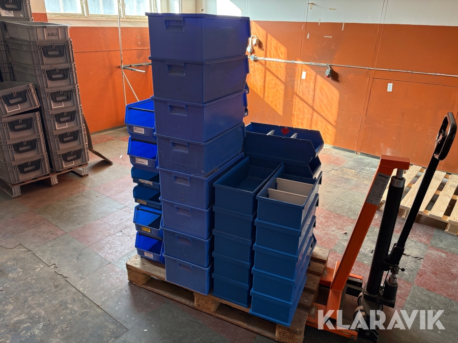 Pall med lagerlådor / hyllbackar 