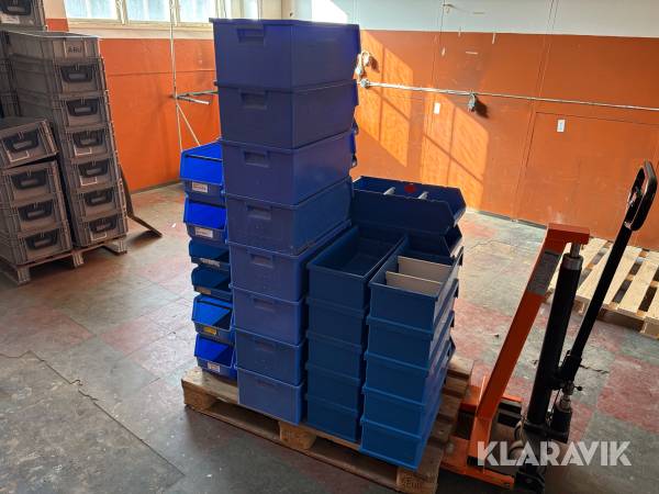 Pall med lagerlådor / hyllbackar 