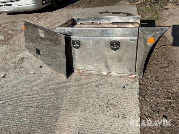 Sidolåda och kjol till Scania Tridem