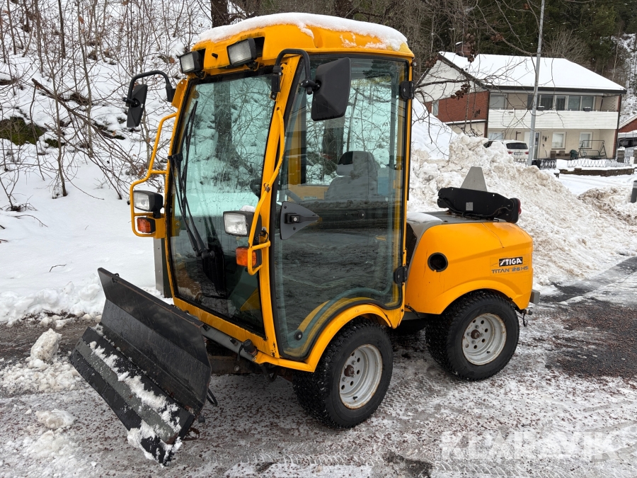 Redskapsbärare Stiga Titan 26 HS med redskap