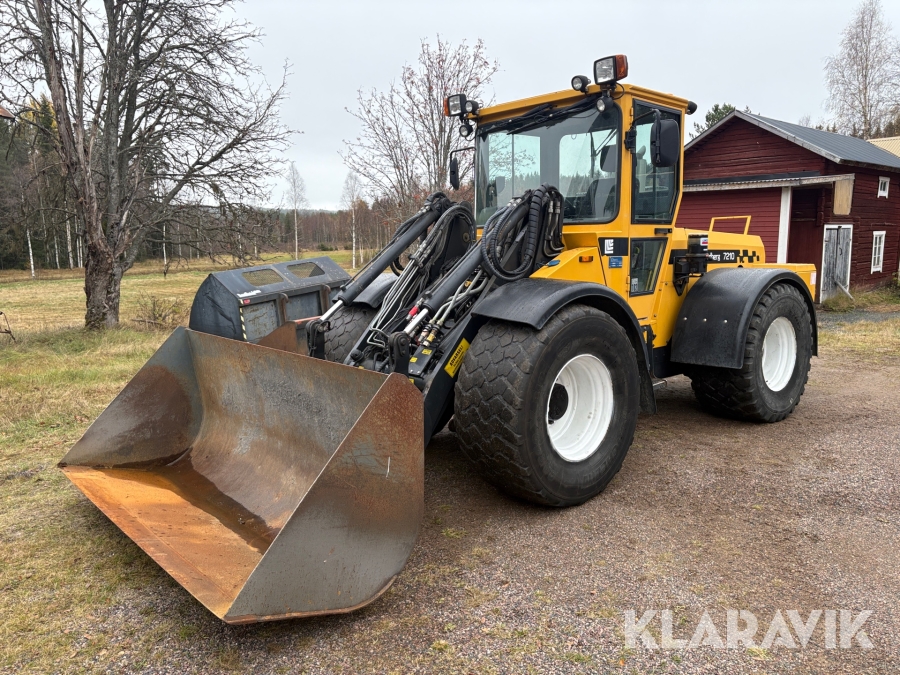 Redskapsbärare Lundberg 7210 med nya dubbdäck och extra frontlyft