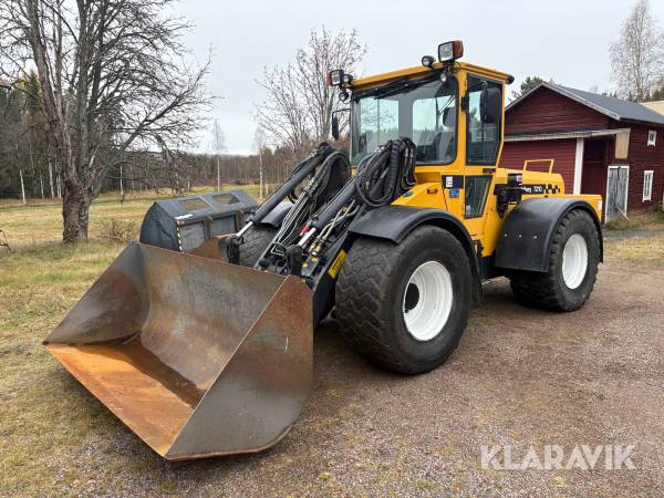 Redskapsbärare Lundberg 7210 med nya dubbdäck och extra frontlyft