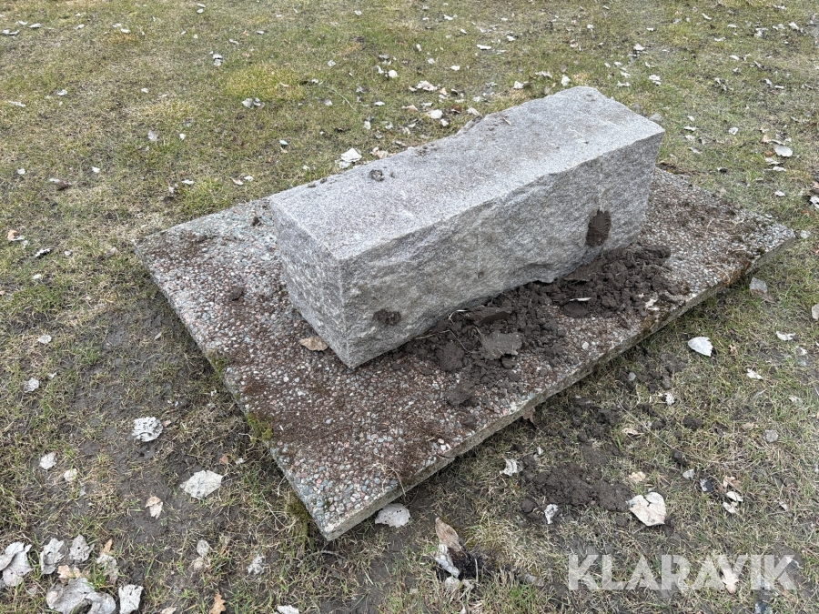 Granitpelare och stenplatta